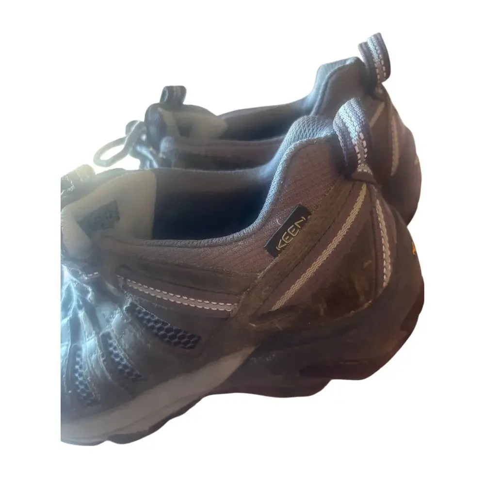 Woman’s Keen hiking shows size 9 in great condition lots of life left